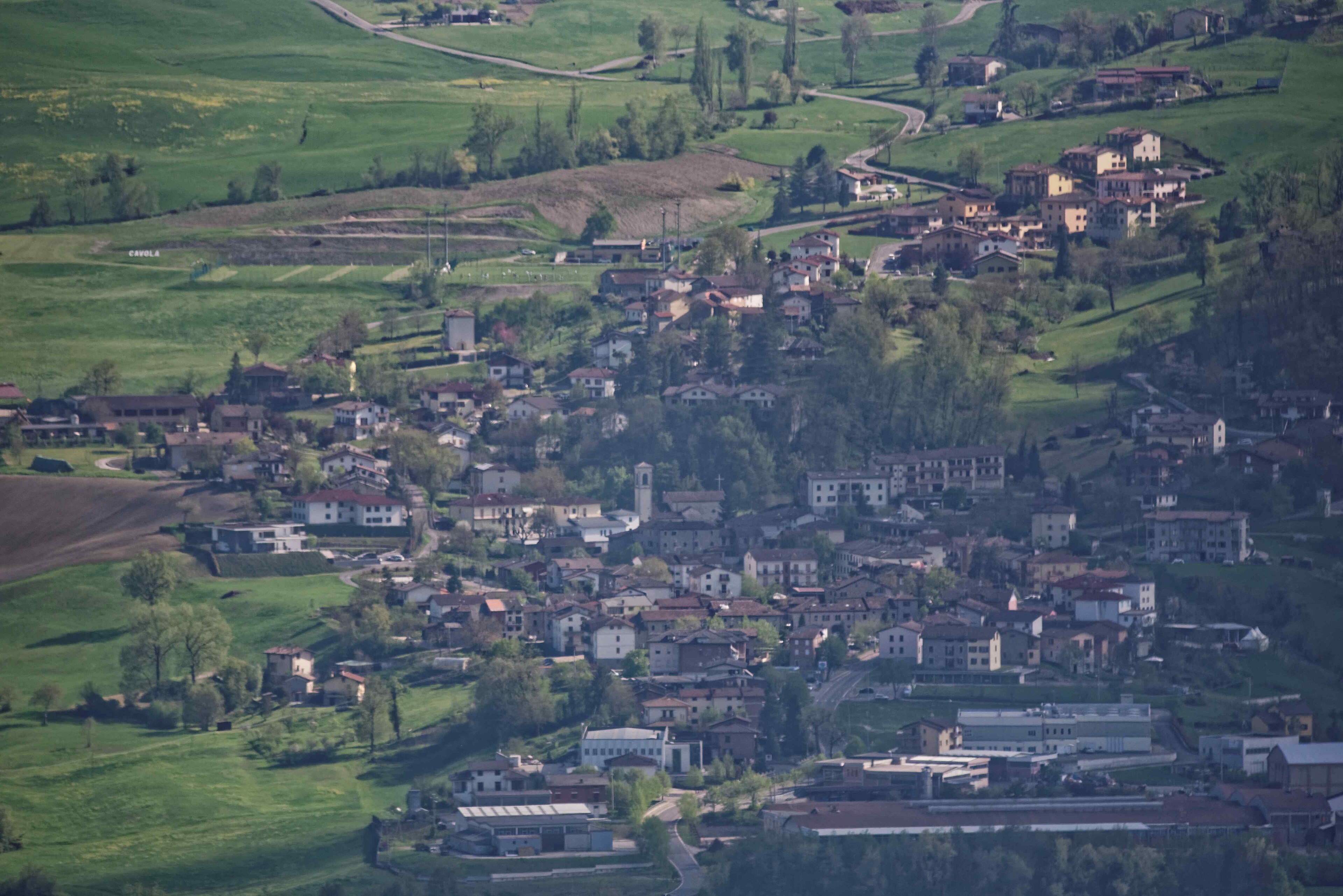 Il centro di Cavola con il campanile, visto dall'alto