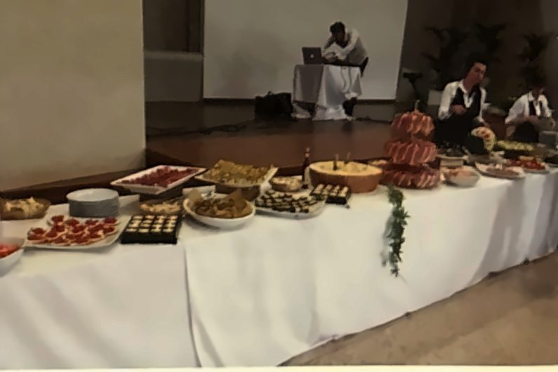 Un buffet allestito nella sala