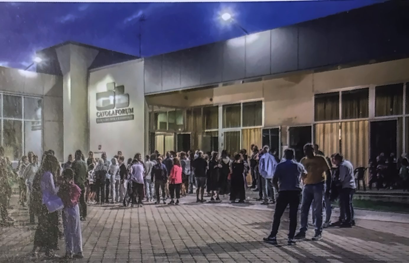 Il piazzale del CavolaForum di sera, pieno di gente