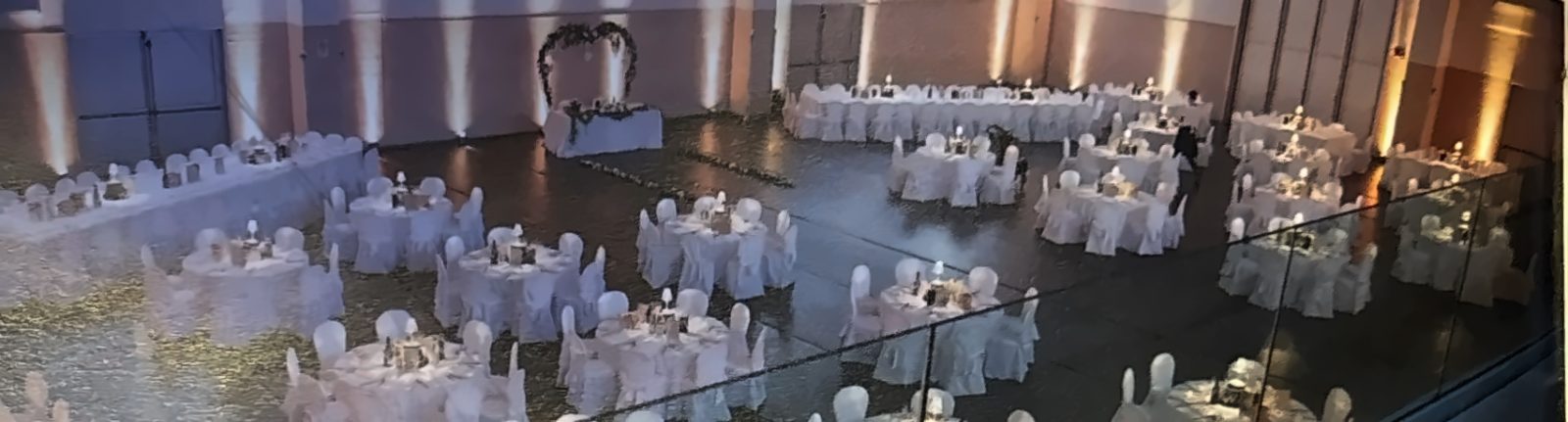 La sala grande allestita per un ricevimento, con i tavoli rotondi
