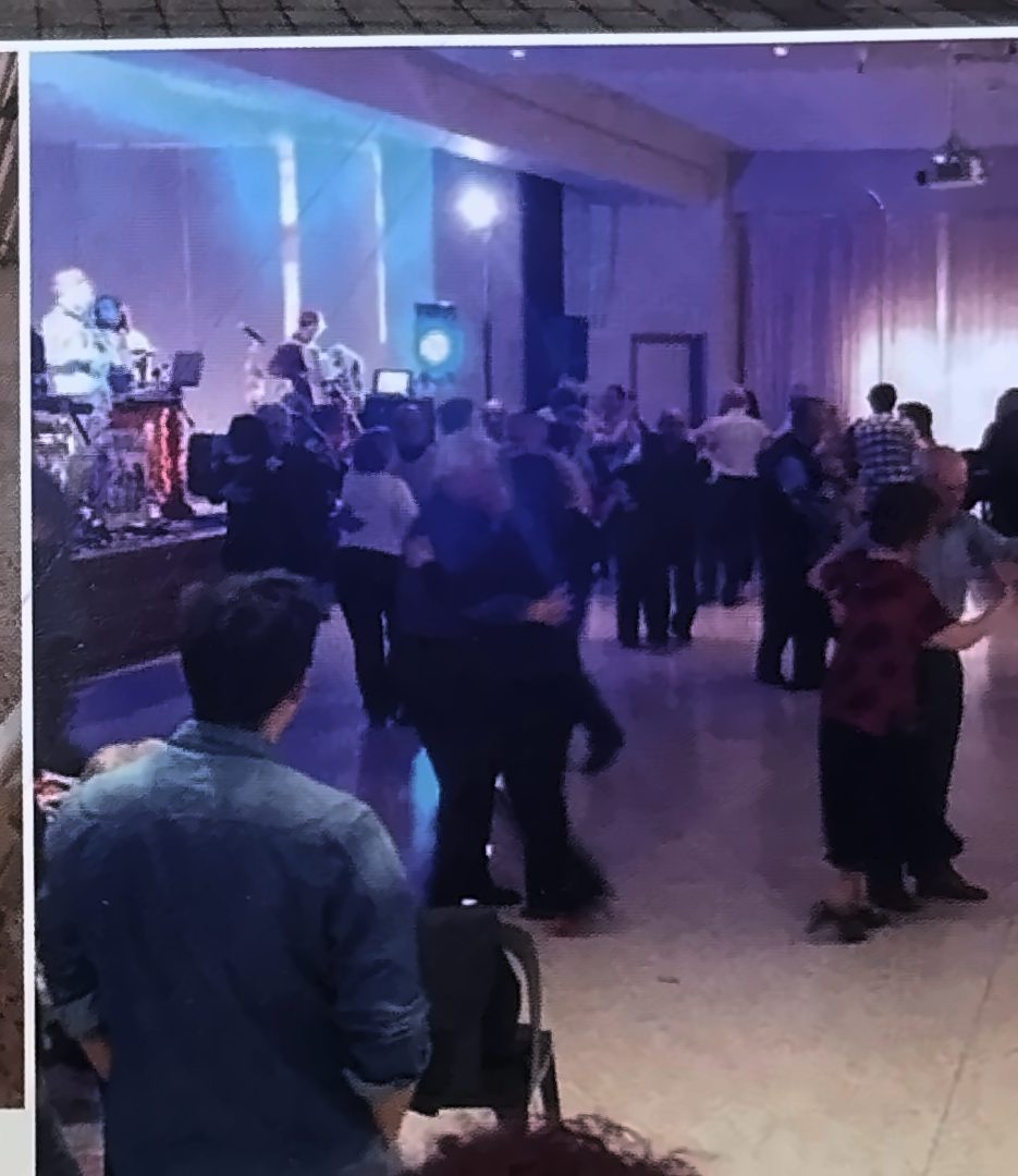 Coppie che ballano durante una serata con musica dal vivo