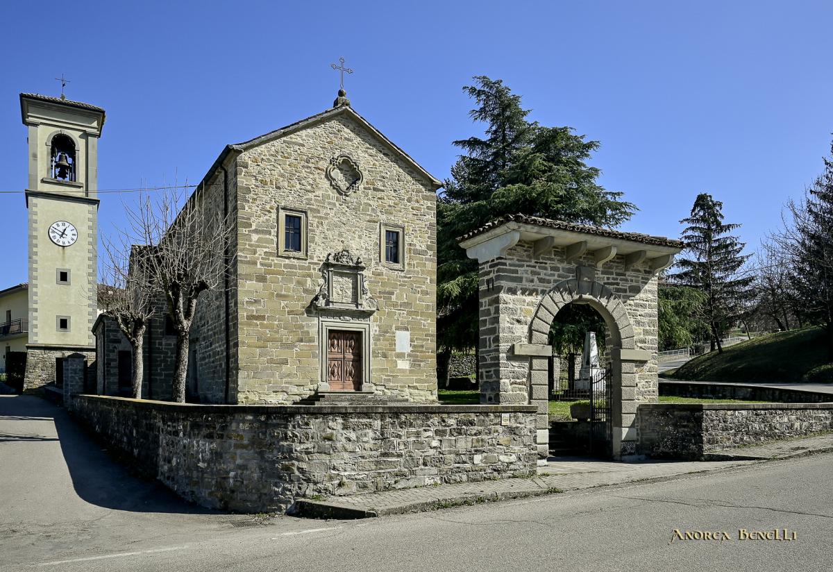 La chiesa di San Michele Arcangelo a Cavola, con il portale e il muro in pietra
