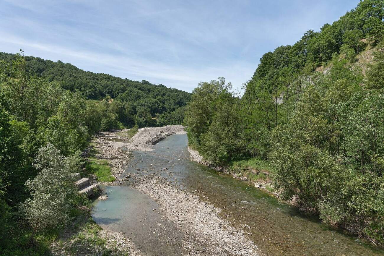 Prati e boschi attorno a Cavola nella valle del Secchia