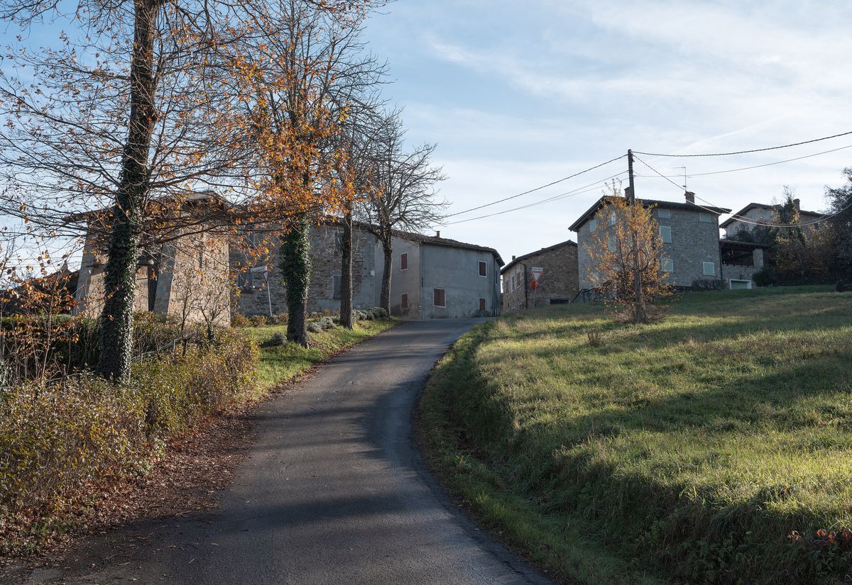 La strada che sale a Manno, borgo di Toano lungo la Via Matildica del Volto Santo