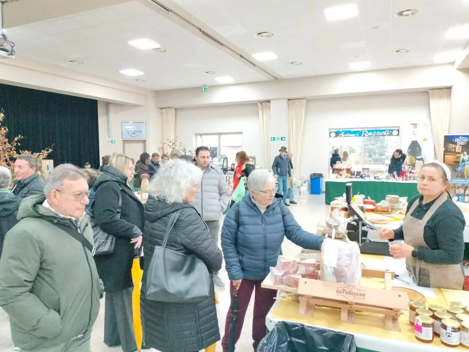 Festa del Tartufo 2025 38 Il mercato all interno