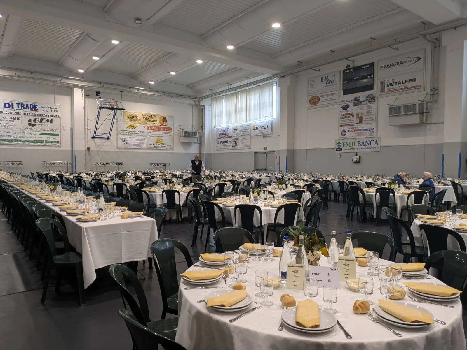Festa del Tartufo 2025 04 La sala pronta per il pranzo