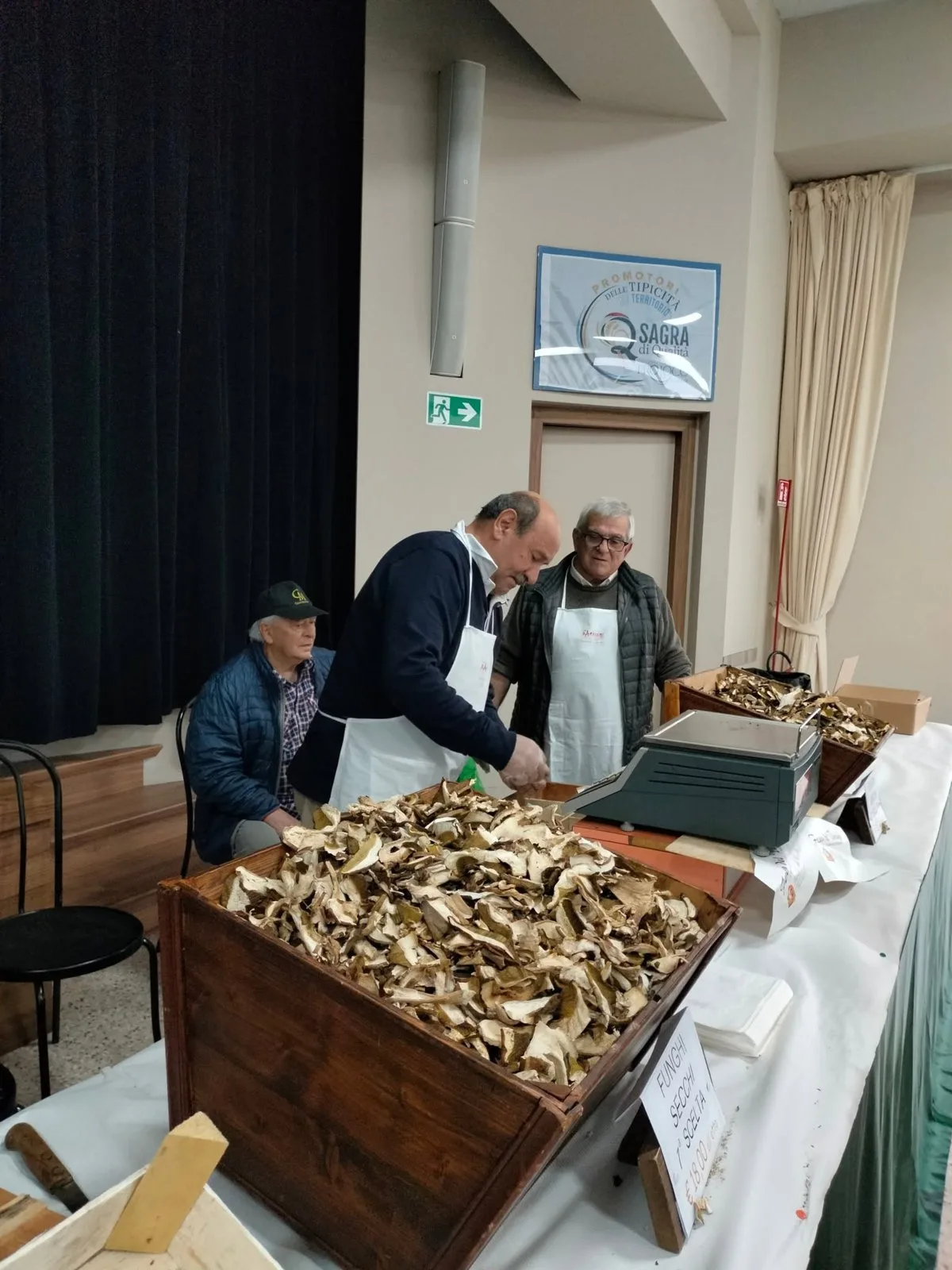 Festa del Tartufo 2025 02 Lo stand dei prodotti locali