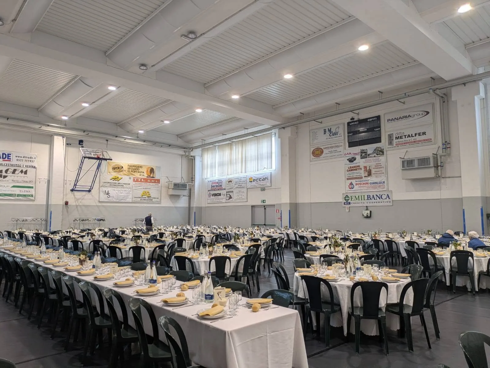 Festa del Tartufo 2025 16 I tavoli prima del pranzo